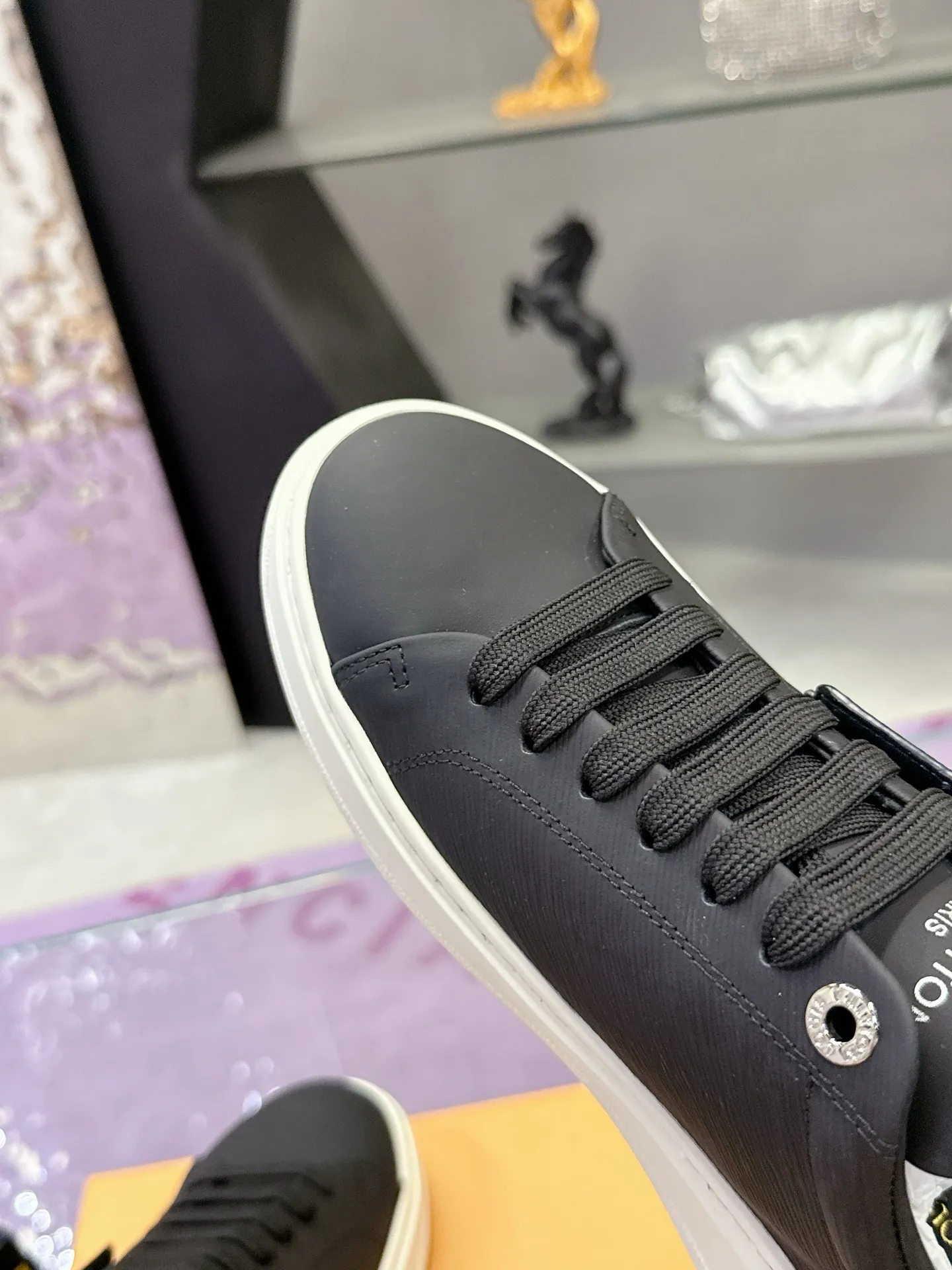 Factory price: 640💰 Louis Vuitton Louis Vuitton 25ss new style💗 Presbyopic chain sneakers, white shoes, many Internet celebrity fashion bloggers plant grass, simple shoe shape grid design, brand LOGO embossing, hardware buckle, presbyopic stitching, LV Circle rubber patch on the tongue with rich details 🌹 Original custom silk cowhide on the upper, water-dyed cowhide on the inside, one-piece molding process EVA feet 😄 Original open molded T men's shoes 💰U outsole LV white shoes series Size: 35-40
